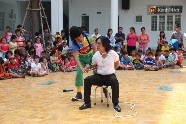 Anh Minh Tâm (chú hề) và Minh Quang (áo trắng) đang biểu diễn ảo thuật cho các bé tiểu học. Đối với đoàn xiếc Ngọc Viên, họ không cầu kỳ chọn lựa sân khấu, đối tượng nào, nơi nào mời dù xa xôi họ cũng đến.