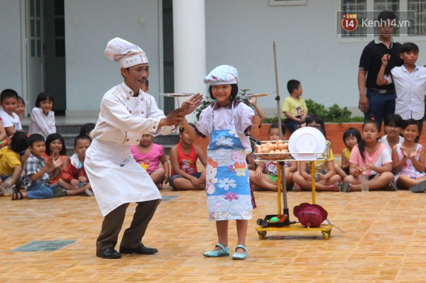  Anh Minh Mẫn (con trai cả ông Đức) biểu diễn cùng một học sinh, các em luôn háo hức khi được tham gia vào các tiết mục biểu diễn.