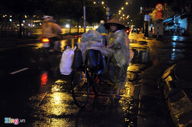 Cuối ngày, gia tài của người lượm ve chai ở đường Võ Văn Kiệt (quận 6) chất xiêu vẹo trên chiếc xe đạp cũ.
