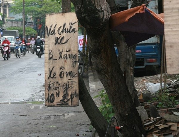 Tấm biển khiến người ta phải ngớ người vì phí hỏi đường ở Hà Nội ” Hỏi gì 2 phút = 10 nghìn.
