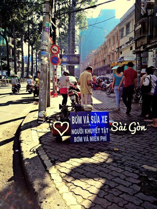 Ở Sài Gòn có lẽ người dân đã quá quen thuộc với những biển hiệu đầy ắp tình người thế này. Bức hình này được chụp tại góc đường giao giữa Cống Quỳnh và Nguyễn Thị Minh Khai (quận 3), gần bệnh viện Từ Dũ.