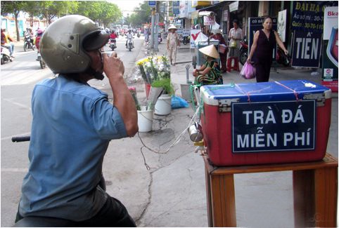 Để giúp khách đi đường, người lao động nghèo có ly nước mát giải khát trong những ngày nắng nóng… nhiều người ở Sài Gòn đã đặt những bình trà đá miễn phí gần đường.