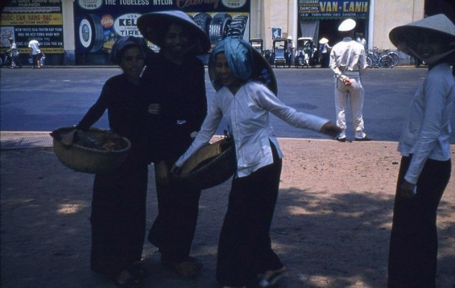 Những người phụ nữ bán hàng rong ở Sài Gòn.