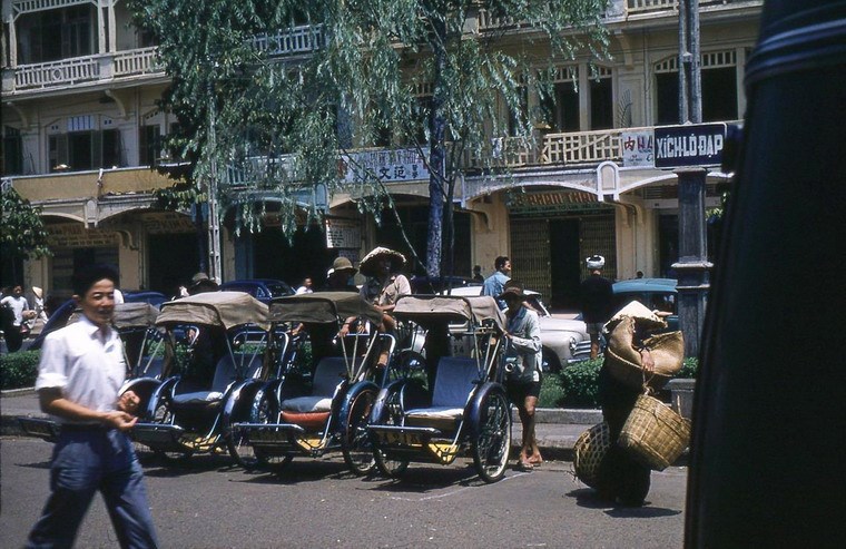 Xích lô trên đường phố Sài Gòn thập niên 1950.