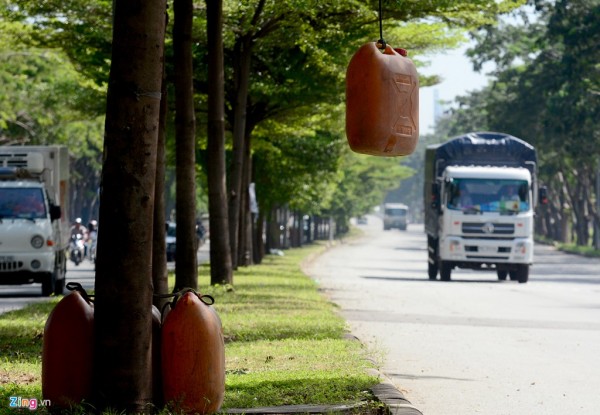  Trên những tuyến đường lớn, tài xế xe ô tô thường thấy những chiếc can nhựa loại 30 lít trống không, treo lủng lẳng từ cành cây. Đó là dấu hiệu nhận biết của điểm mua bán dầu lẻ.