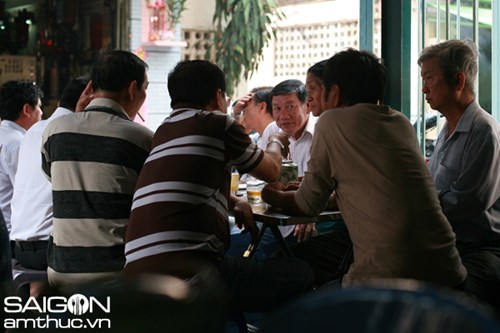Thời kỳ đầu, Cheo Leo là một trong những quán cà phê nhạc nổi tiếng ở khu trung tâm quận 3, là nơi lui tới thường xuyên của những “ông anh văn nghệ”, học sinh trường Petrus Ký hay Chu Văn An