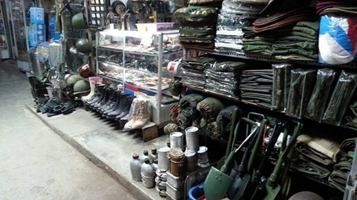  Nón cối sắt, giày bốt, thắt lưng của lính Mỹ thời chiến, quân trang – quân dụng có xuất xứ từ Campuchia, hàng chiến tranh vùng Vịnh... (Nguồn: Internet)