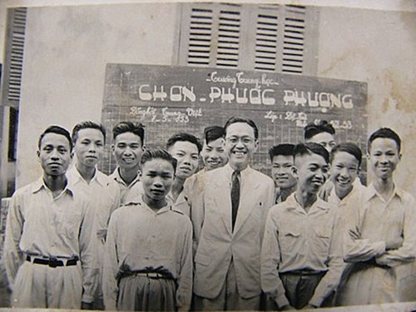  Thầy trò trường Trung học Chơn Phước Phượng - Đồng Hới năm 1953.