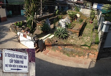Toàn cảnh mộ tiền hiền Tạ Dương Minh và tấm bảng chỉ dẫn gắn trên tường nhà ông Thái Bá Cởi, cách di tích vài chục mét.