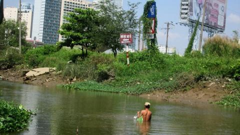 Người dân vẫn phải mưu sinh trên những con kênh nhỏ ven sông Sài Gòn.