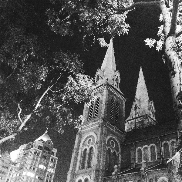  Dù sáng hay tối, hễ cứ ngẩng đầu lên là bắt gặp nhà thờ Đức Bà cao lớn như đang chở che. (Ảnh: IG @milkcowk) 