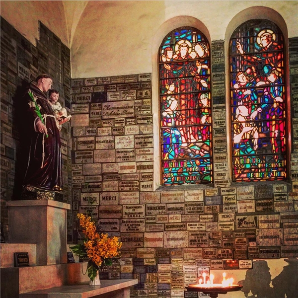  Ô cửa tò vò đầy màu sắc và tượng Thánh bên trong nhà thờ. (Ảnh: IG @moira1218) 