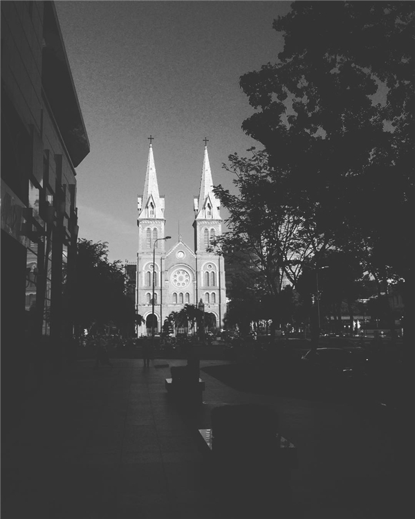 Với tông màu trắng đen, nhà thờ Đức Bà chợt quay về một thời xưa cũ. (Ảnh: IG @simstreetbenz)