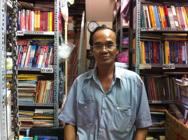 Ông Nguyễn Ngọc Cần, chủ tiệm sách miễn phí. Ảnh: QT-kenhso5.com 