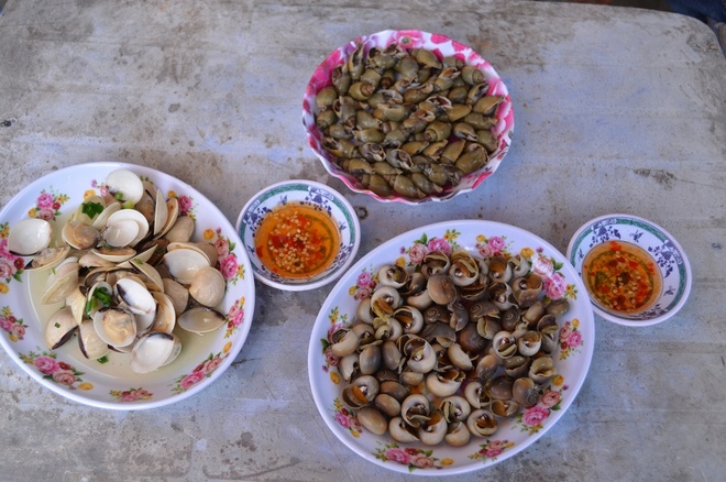  Có nhiều cách để bạn thưởng thức hải sản trên đảo. Ở chợ có một số hàng bán ốc, nghêu luộc sẵn hoặc hải sản nướng giá rẻ. Một đĩa ốc mỡ, ốc cà na hoặc nghêu hấp giá khoảng 10.000 – 15.000 đồng.