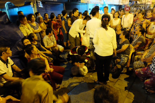  Người dân ngồi tập trung chờ nhận quà từ một nhóm từ thiện ở Sài Gòn.
