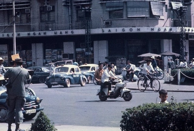Cảnh nhộn nhịp bên ngoài ngân hàng Sài Gòn.