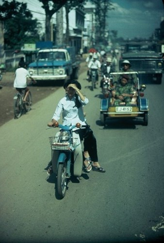 Thiếu nữ Sài Gòn trên xe Honda.