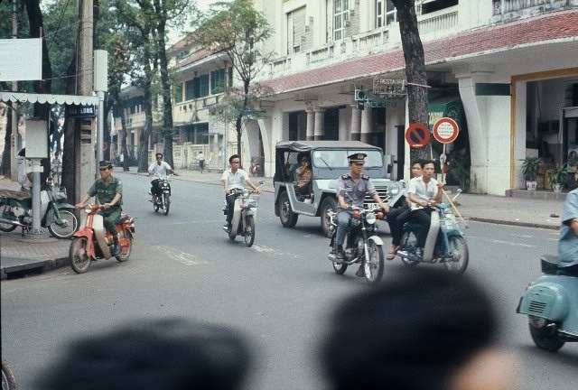 Giao thông trên đường Tự Do (đường Đồng Khởi ngày nay), Sài Gòn năm 1971.