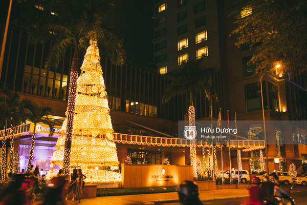  Phía bên mặt đường Hai Bà Trưng là khu vực của khách sạn Intercontinental với cây thông phát sáng cực kỳ lung linh và sang trọng.