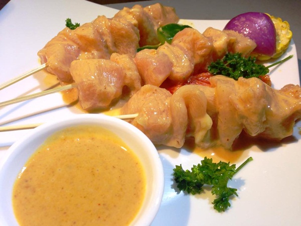 Gà satay đặc sản của Malay ướp thấm, thịt mềm, vừa miệng