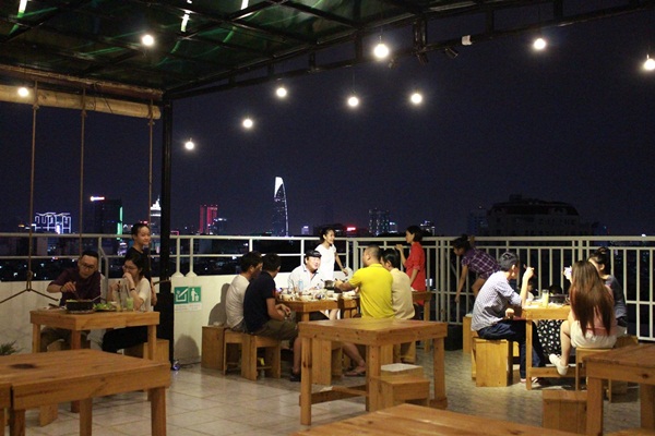 Quán nướng trên sân thượng ở Sài Gòn sẽ đưa bạn đến với một không gian thoáng mát và lãng mạn. Với giá thành hợp lí và đồ ăn ngon miệng, quán nướng này chắc chắn sẽ là điểm đến lý tưởng cho những buổi hẹn hò hay gặp gỡ bạn bè.