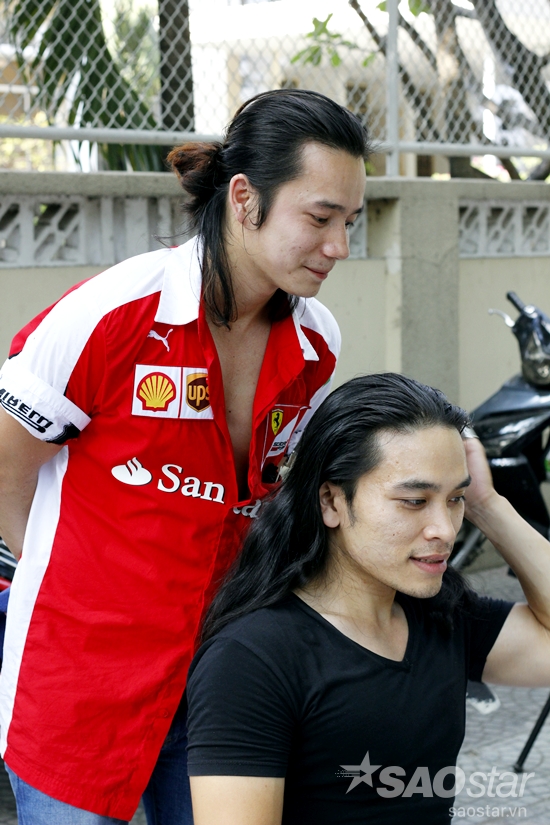 Anh Tuấn luôn hỏi thăm các vị khách của mình muốn cắt kiểu tóc gì trước rồi sau đó mới tư vấn cho họ kiểu tóc phù hợp.