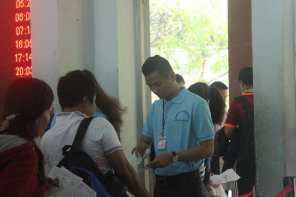  Nhân viên chi nhánh đường sắt Sài Gòn kiểm tra giấy tờ tùy thân tại cổng kiểm soát - Ảnh Đức Phú