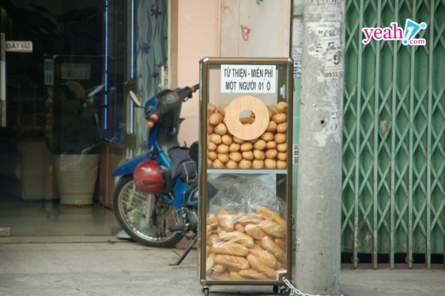 Hình ảnh thùng bánh mì miễn phí xuất hiện tại một góc đường, giản dị và khiêm nhường