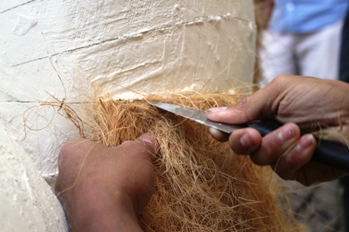 Chất liệu sơ dừa được xem là một sản phẩm mỹ nghệ mang đậm chất Việt Nam được sử dụng tại đường hoa Nguyễn Huệ