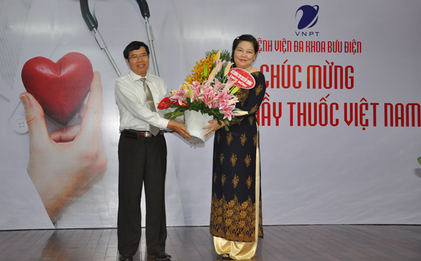 Cục trưởng Cục Công tác phía Nam thay mặt Lãnh đạo Bộ TT&TT trao tặng lẵng hoa chúc mừng Bệnh viện Đa khoa Bưu điện nhân ngày Thầy thuốc Việt Nam năm 2016.