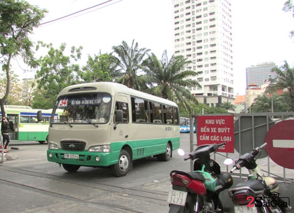 Toàn bộ phần công viên từ đường Tôn Thất Tùng đến vòng xoay đường Cống Quỳnh đã bị biến thành bến bãi xe buýt, mỗi ngày có đến hàng trăm xe buýt vào ra.