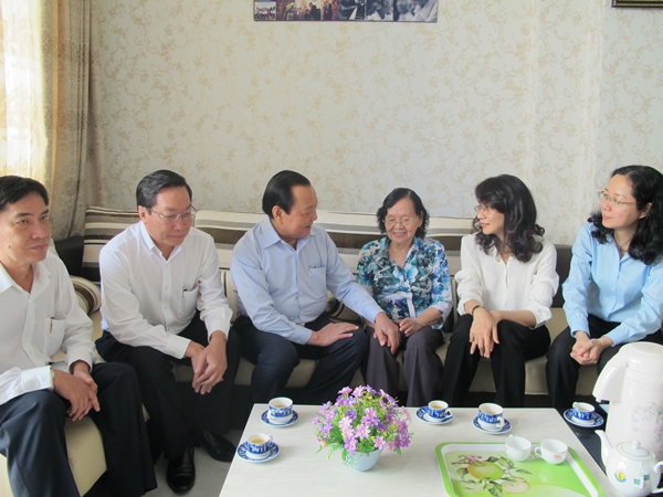 Ông Lê Thanh Hải, nguyên Ủy viên Bộ Chính trị, nguyên Bí thư Thành ủy (thứ ba từ trái qua) và bà Nguyễn Thị Thu, Phó Chủ tịch UBND TP.HCM (thứ hai từ phải qua) thăm gia đình cố BS Dương Quang Trung.