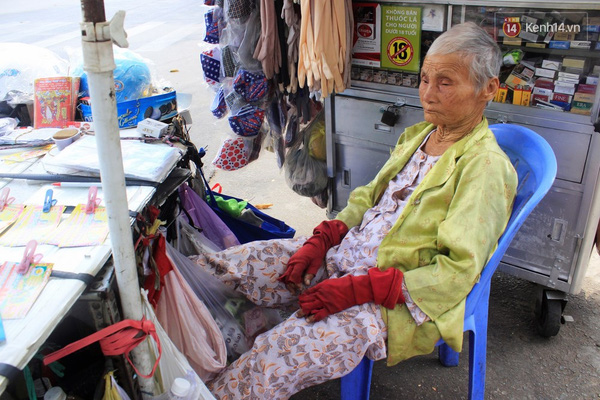 Cụ Trần Thị Vân, đã 82 tuổi vẫn ngày ngày vất vả buôn bán từ sáng sớm đến tối mịt để tự nuôi sống bản thân ở Sài Gòn.