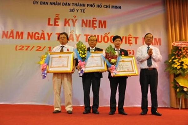 Bác sĩ Trương Hữu Khanh (ngoài cùng bên trái) cùng các đồng nghiệp nhận Huân chương của Chủ tịch nước. Ảnh: CAND Online.