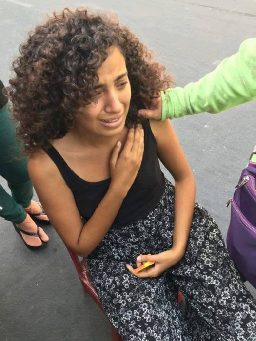 Nữ du khách người Ai Cập bật khóc nức nở khi bị giật mất túi xách.