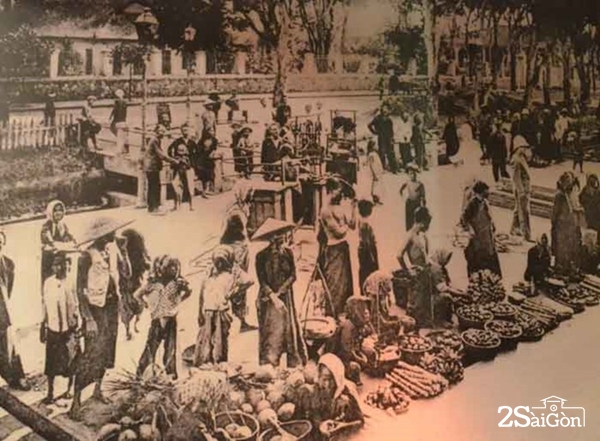 Cảnh họp chợ, buôn bán tại trung tâm chợ Lớn ngày xưa… 