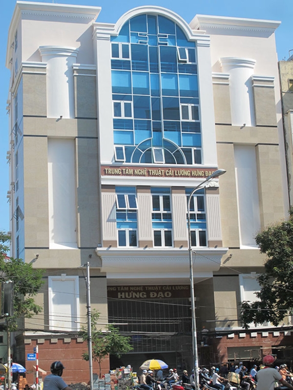 Nhà hát cải lương Trần Hữu Trang (TP.HCM) được xây dựng lại từ nền của rạp Hưng Ðạo cũ với số vốn huy động 132 tỉ đồng, khai trươn g tháng 4-2015 - Ảnh tư liệu.