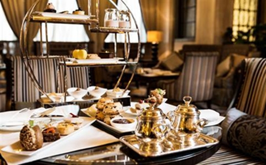 Một lựa chọn cho tiệc trà chiều trong khách sạn sang trọng nữa là Park Hyatt, nổi bật với những chiếc tách, ấm, dụng cụ ăn uống sáng bóng trong không gian trầm ấm, những bản nhạc cổ điển du dương. (Nguồn: Internet)