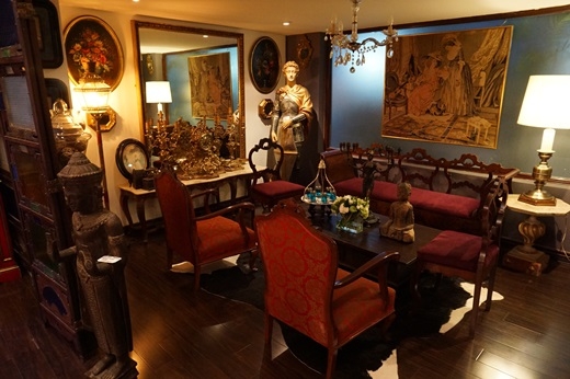Villa Royale Antiques & Tea Room là một biệt thự cổ kính với khu vườn xinh xắn. Bước vào bên trong, khách sẽ đi từ ngạc nhiên này đến ngạc nhiên khác do những món đồ cổ giá trị mang lại: từ những chén trà nhỏ, đồng hồ, đèn màu cho đến bộ bàn ghế. (Nguồn: Internet)
