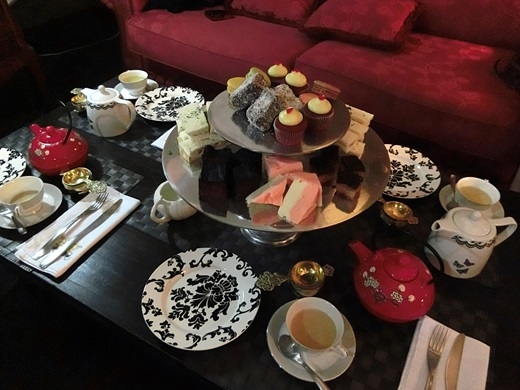 Không gì bằng một buổi chiều mát trời được nhâm nhi bánh ngọt và uống trà trong không gian cổ kính, sang trọng của Villa Royale Antiques & Tea Room. (Nguồn: Internet)