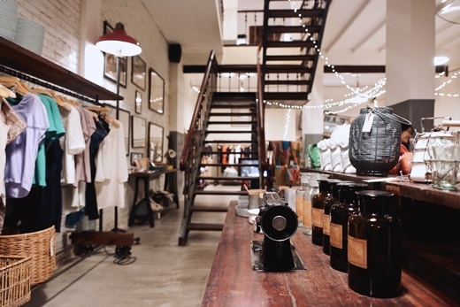 L'usine không chỉ là một quán cà phê sang trọng mà còn là cửa hiệu thời trang và không gian thư giãn dành riêng cho nghệ thuật. Ngay ở tầng trệt của quán là khu trưng bày những sản phẩm gốm sứ, thủ công đậm chất Việt Nam và quần áo thiết kế. (Nguồn: Internet)
