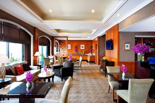  Mỗi buổi chiều cuối tuần, khách sạn Sheraton lại tổ chức một buổi tiệc trà đúng chuẩn tại khu vực tiền sảnh, thu hút khách trung lưu và thượng lưu tham gia thưởng thức. (Nguồn: Internet) 