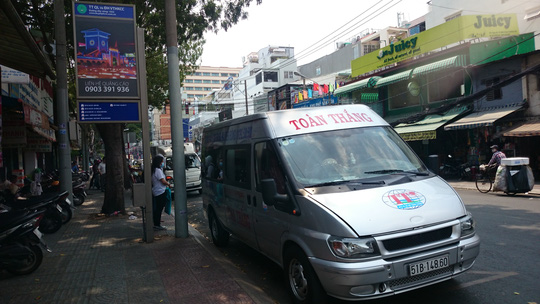 Những chiếc xe khách, xe taxi chờ khách ngay điểm dừng của trạm xe buýt trên đường Nguyễn Thị Minh Khai (quận 1).