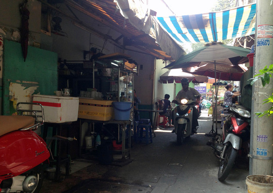Một quán cơm trong hẻm trên đường Trần Hưng Đạo (quận 1) chiếm luôn cả con hẻm.