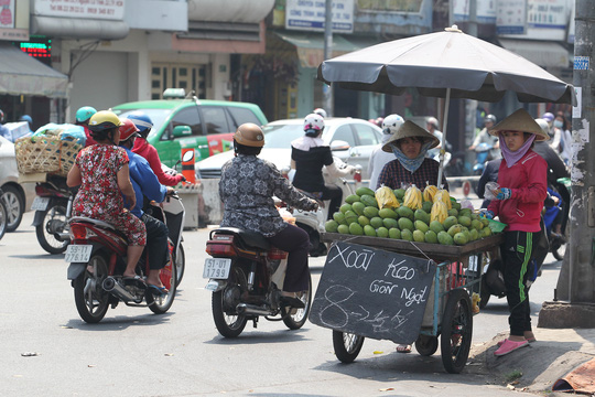 Đoạn đường Trần Hưng Đạo - Nguyễn Văn Cừ (quận 5) cũng thường xuyên có nhiều xe hàng rong chiếm lòng đường.