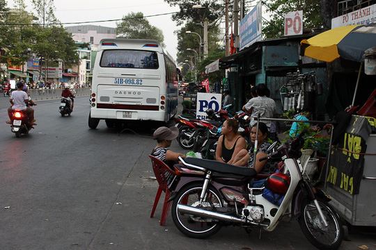 Xe khách đã bị cấm đón trả khách trên đường Lê Hồng Phong từ ngày 1-3. Nhưng lòng đường vẫn bị chiếm dụng (Trong ảnh: Thoải mái đem ghế đặt ngay lòng đường trò chuyện).