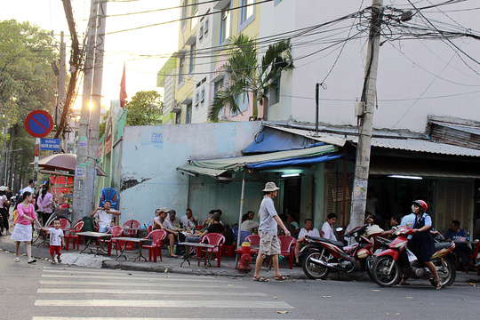 Quán nhậu góc ngã tư Nguyễn Duy Dương - Nguyễn Chí Thanh (quận 5) "ép" người đi bộ xuống lòng đường.