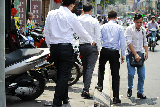 Người đi bộ đang bị dồn xuống lòng đường đầy nguy hiểm. Trong ảnh: Người dân phải tràn xuống lòng đường vì vỉa hè trên đường Nguyễn Thị Minh Khai (quận 1) bị chiếm dụng làm nơi để xe.