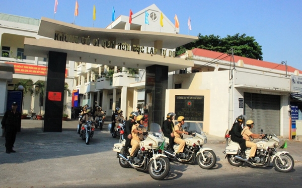 Lực lượng công an xuất quân trên các đường phố làm nhiệm vụ - Ảnh: Sơn Bình